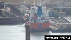 Танкер із закритим ідентифікаційним номером і назвою судна в Керченському морському рибному порту, 4 лютого 2023 року