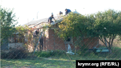 Куцуруб. Миколаївська область. Жителі села лагодять дах після нальоту дронів-камікадзе Shahed