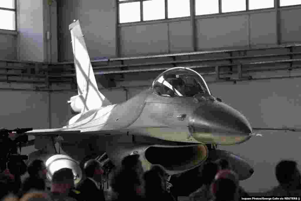 F-16 ПС Нідерландів демонструють літаки журналістам під час відкриття центру. Оллонгрен зазначила, що навчальний центр сподівається розпочати навчання українських пілотів та екіпажів якомога швидше &nbsp;