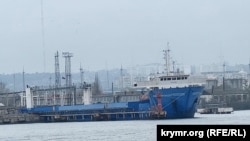 Пором Conro Trader в Керченському морському рибному порту. Крим, листопад 2023 року
