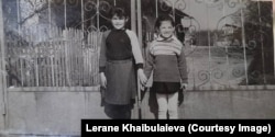 Леране (зліва) з сестрою Урьяне перед будинком у селі Джанкойського району в Криму