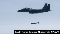 Південнокорейський винищувач F-15K випускає ракету Taurus під час військових навчань, 24 березня 2023 року