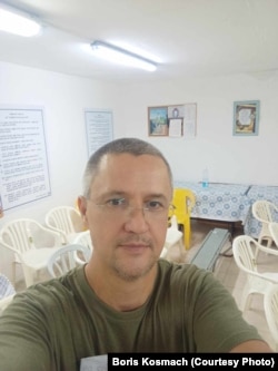 Борис Космач у бомбосховищі міста Хайфа, Ізраїль, жовтень 2023 року