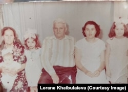 Родина Леране в Узбекистані за кілька днів до повернення в Крим. Зліва направо: бабуся Медіне з немовлям Ельвірою, сестра Урьяне, дідусь Сеть-Яя, мама Мусіне і Леране
