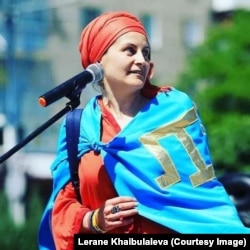 Леране Хайбулаєва з прапором кримських татар на День Незалежності України в Ірпені