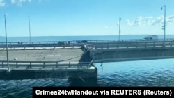 Пошкоджена ділянка дороги на Керченському мосту після удару по ньому, 17 липня 2023 року. Скріншот з відео