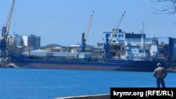 Судно в закритому Україною порту Керчі, Крим, квітень 2023 року