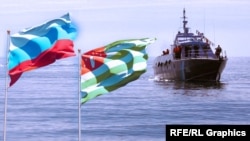 Російський військовий корабель на тлі прапорів Росії та самопроголошеної Республіки Абхазія. Колаж