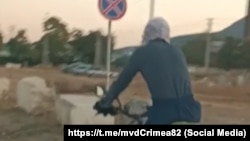 Фрагмент оперативного відеоспостереження за кримчанином, який нібито їздив на велосипеді повз стратегічні об'єкти та знімав їх на приховану камеру, 18 січня 2024 року
