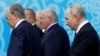 Учасники саміту СНД, включно з президентом Росії Володимиром Путіним (праворуч), йдуть після позування для групової світлини. Бішкек, Киргизстан, 13 жовтня 2023 року 