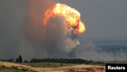 Дим і полум'я від вибуху після обстрілу військового об'єкту в Криму. Ілюстративне фото