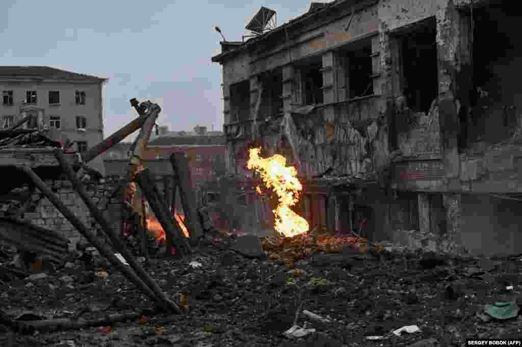 2 січня Харків зазнав масованого ракетного обстрілу. Один із ударів влучив у цю будівлю у центрі міста: загинули двоє людей, будівля майже повністю зруйнована