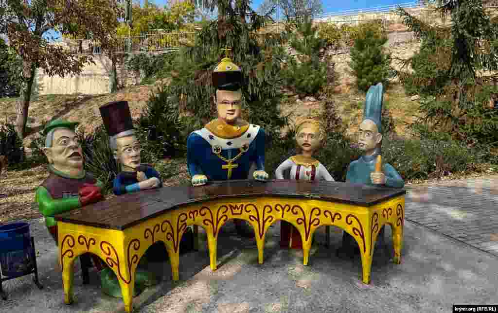 Ляльки у вигляді персонажів українського мультсеріалу для дорослих &laquo;Сказочная Русь&raquo; від &laquo;Кварталу 95&raquo; на своєму місці в мультпарку, який є частиною мініатюрного парку