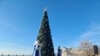 На вході на набережну з боку Кипарисової алеї встановлено новорічну ялинку