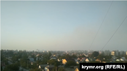Крим. Жовто-сіра хмара у небі над Армянськом унаслідок викиду «Кримського титану» 2018-го року