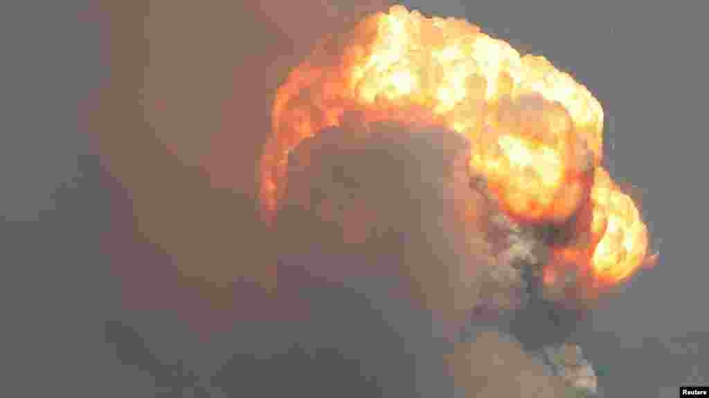 Великий вогняний гриб над Старокримським військовим полігоном на сході анексованого Росією Криму, 19 липня 2023 р.