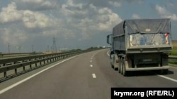 Вантажівка на трасі неподалік Феодосії, червень 2023 року