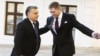 Архівна світлина. Прем’єр-міністр Угорщина Віктор Орбан (ліворуч) і голова уряду Словаччини Роберт Фіцо перед зустріччю глав урядів країн Вишеградської групи. Братислава, 9 грудня 2014 року 