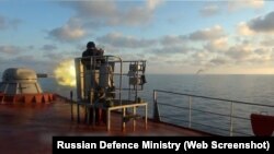Скріншот відео, опублікованого Міноборони РФ. У російському військовому відомстві стверджують, що в Чорному морі був атакований російський військовий розвідувальний корабель «Приазовье»