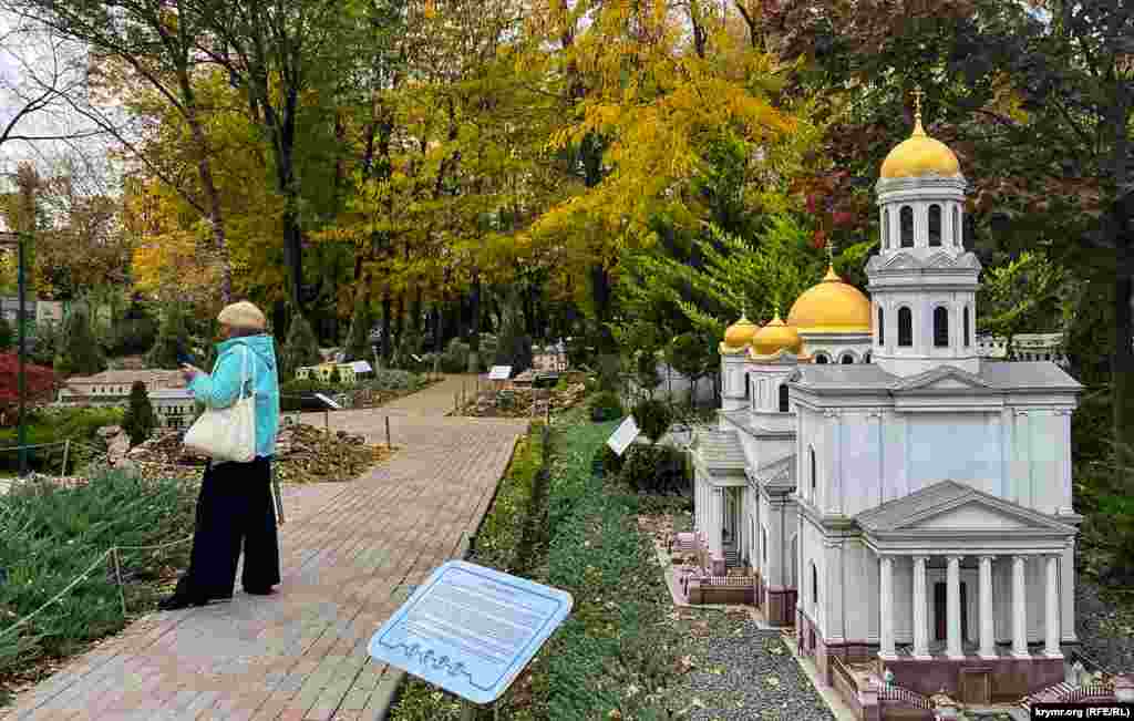 На алеї парку площею 2,5 га біля зменшеної копії кафедрального собору Олександра Невського (Сімферополь)