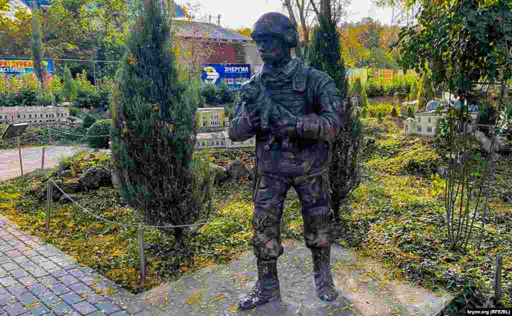 Російського військового, як і на пам&#39;ятнику &laquo;ввічливим людям&raquo; у Сімферополі, також у 2014 році зобразили з котом, але без дівчинки з букетом квітів