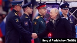 Президент РФ Володимир Путін (праворуч на першому плані) у Лужниках, Москва