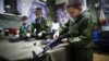 10-річні школярі РФ вивчають автомати Калашникова під час тренувань під Єкатеринбургом у Росії, ілюстраційне фото