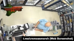 Фрагмент із камери відеоспостереження в магазині Алушти, яка знімала розмову, за яку кримчанина Анатолія Голяковича переслідували російські силовики, червень 2024 року