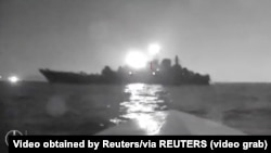 Скріншот із відео, поширеного 4 серпня 2023 року. На відео, як стверджують, морський дрон наближається до російського десантного корабля «Оленьогірський гірник» поблизу порту Новоросійська