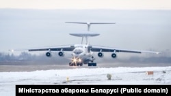 Російський літак далекого радіолокаційного виявлення та управління А-50 на аеродромі в Мачулищах, Білорусь