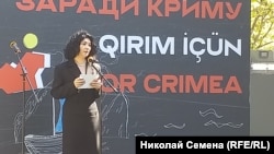 Представитель Президента Украины в АРК Тамила Ташева открывает выставку «Qirim icun/Ради Крыма»