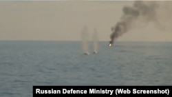 Скріншот відео, опублікованого Міноборони РФ. У російському військовому відомстві стверджують, що в Чорному морі був атакований російський військовий розвідувальний корабель «Приазовье»