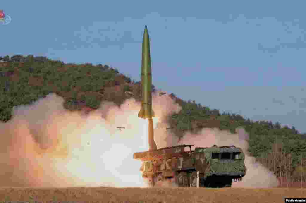 Фотографія твердопаливної тактичної балістичної ракети KN-23 під час запуску на навчаннях у Північній Кореї. Українські фахівці не уточнили, які саме північнокорейські ракети, на їхню думку, Росія використовувала під час ударів по Україні, проте експерти вказують на ракету KN-23, що зовні майже ідентична російському &laquo;Іскандеру&raquo;, а також ракету KN-24, яка є копією американських систем ATACMS