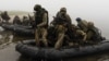 Група українських морських піхотинців відпливає від берегу Дніпра на передовій під Херсоном, 14 жовтня 2023 року