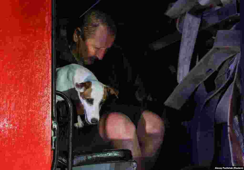 Від повені в Євпаторії рятують чоловіка та собаку