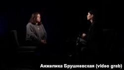 Інтерв'ю з Олександрою Барковою (ліворуч), двоюрідною сестрою Богдана Зізи. Скриншот з відео