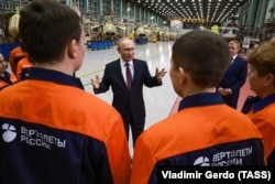 Президент РФ Володимир Путін (у центрі) під час відвідин Улан-Уденського авіаційного заводу. Росія, Бурятія, Улан-Уде, 14 березня 2023 року