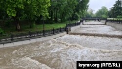 Бурхливий потік води на річці Малий Салгир. Сімферополь, 31 травня 2023 року