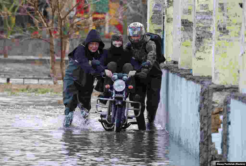Люди йдуть затопленою вулицею в Євпаторії, 27 листопада 2023 року &nbsp;