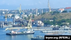 Завантаження крилатих ракет типу «Калібр» на підводний човен у Південній бухті Севастополя, Крим