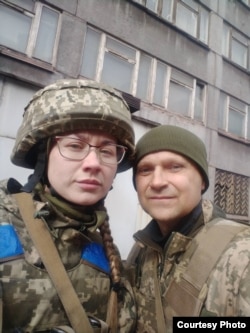 Це фото подружжя Струтинських зробили на фоні заводу «Азовмаш» на згадку, думаючи, що більше не побачаться. Фото з сімейного архіву