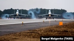 Посадка російських винищувачів Су-30М2 на злітно-посадкову смугу аеродрому «Бельбек» у Севастополі, 2018 рік