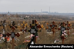 Могили на кладовищі, в тимчасово окупованому селищі Старий Крим поблизу Маріуполя, листопад 2022 року
