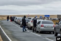 Черга машин на російській стороні перед пунктом пропуску на територію Казахстану. Челябінська область, 27 вересня 2022 року