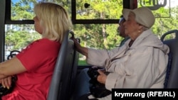 У севастопольському громадському транспорті майже всі пасажири без захисних масок