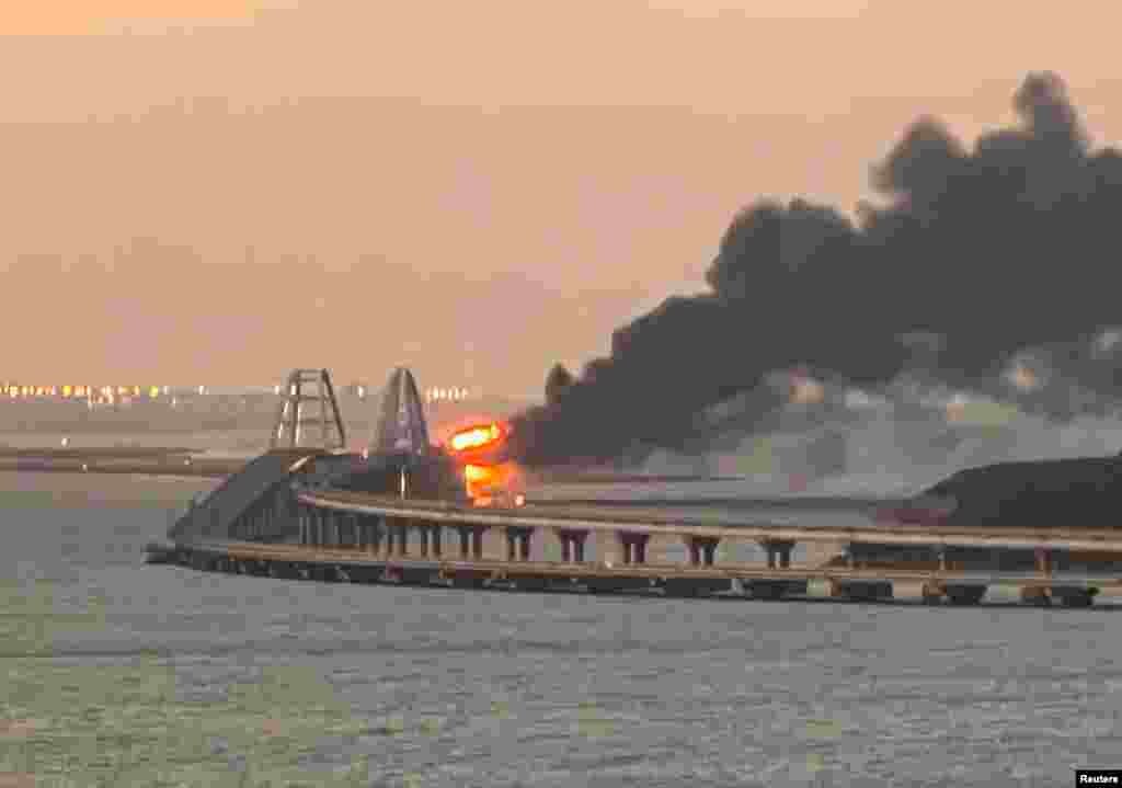 Повідомлення про вибух на Керченському мосту з&#39;явилися рано-вранці в суботу 8 жовтня. Чорні клуби диму над мостом було добре видно з кількох районів Керчі