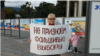 Олена Гукова на одиночному пікеті у Ялті, Крим, 2021 рік