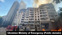 Наслідки ракетного удару Росії по житловому будинку в Києві, квітень 2022 року