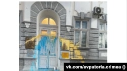Будівля російської адміністрації Євпаторії, облита жовтою та синьою фарбою, травень 2022 року