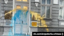 Будівля російської адміністрації Євпаторії в анексованому Криму, облита жовтою та блакитною фарбами. Травень 2022 року